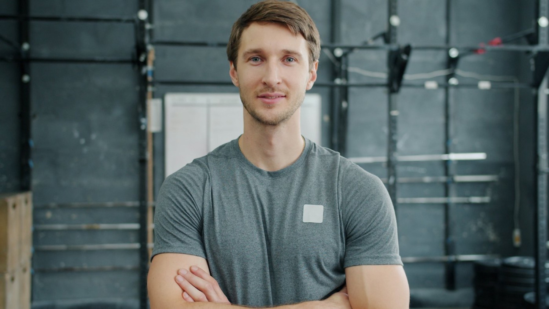Lächelnder Personal Trainer im Fitnessstudio