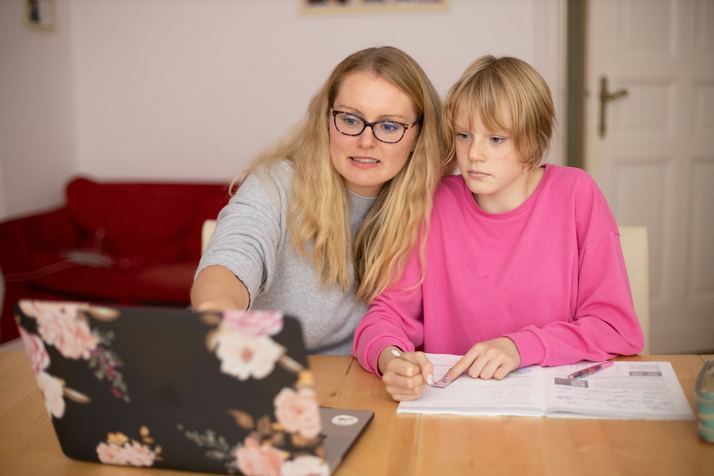 Nachhilfelehrerin lernt mit einem Mädchen am Tisch