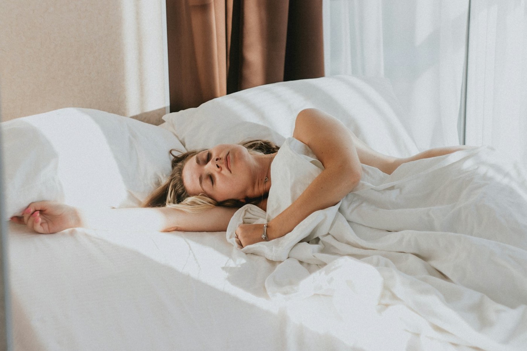 Person schläft entspannt im Bett